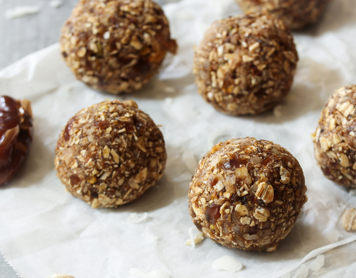 Lav en sund snack såsom dadelkugler