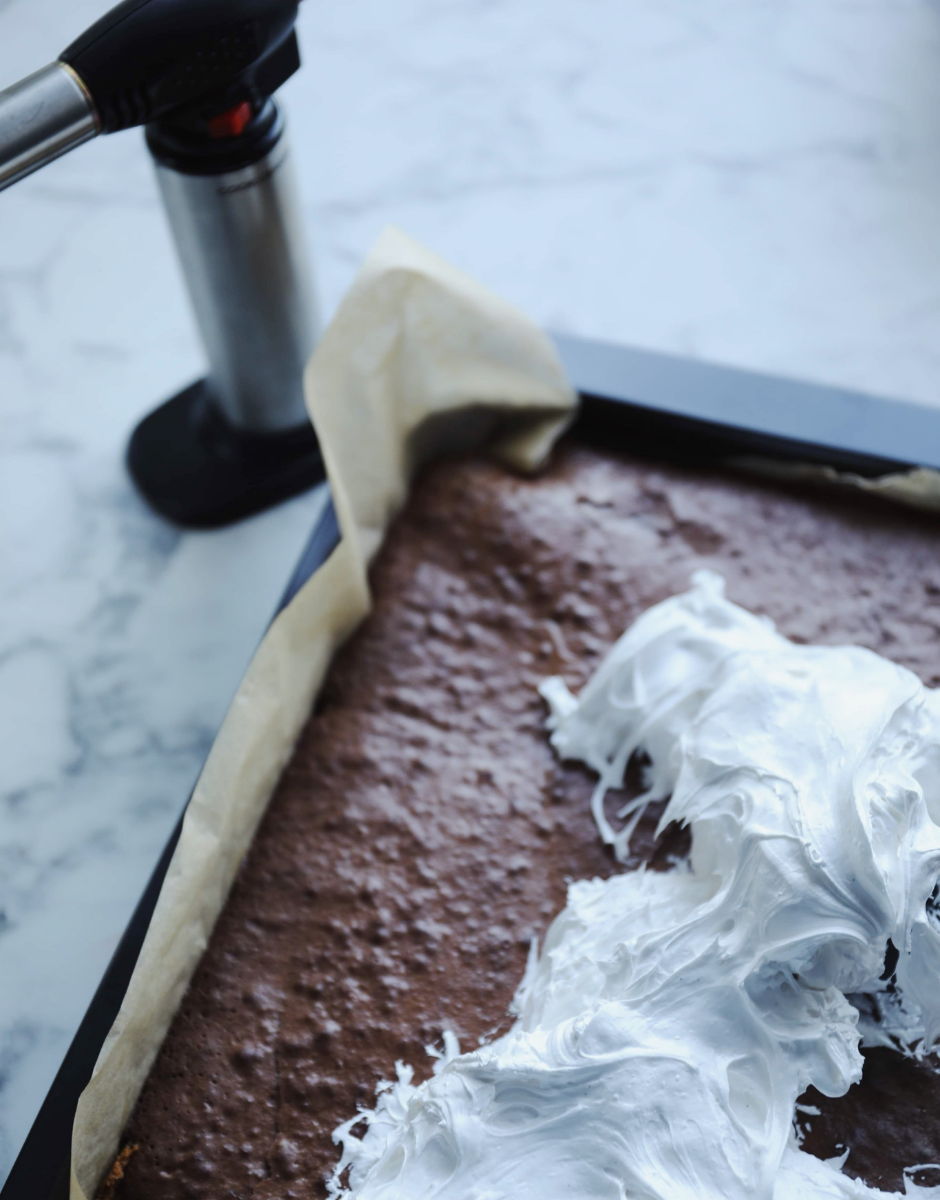 Blød og luftig skumfidusmasse i s'mores kagen