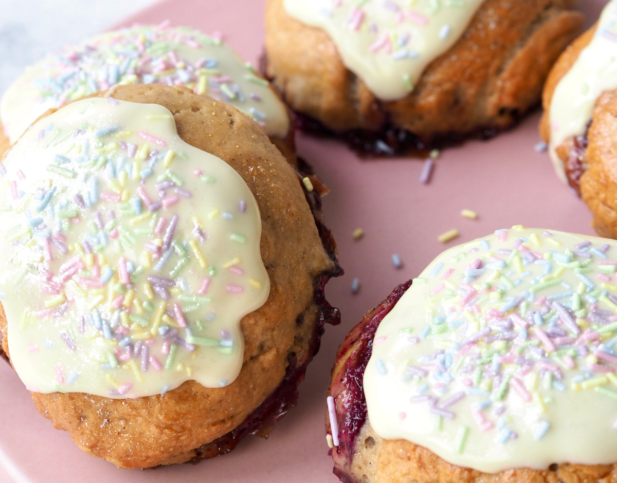 Pynt dine fastelavnsboller med hvid chokolade