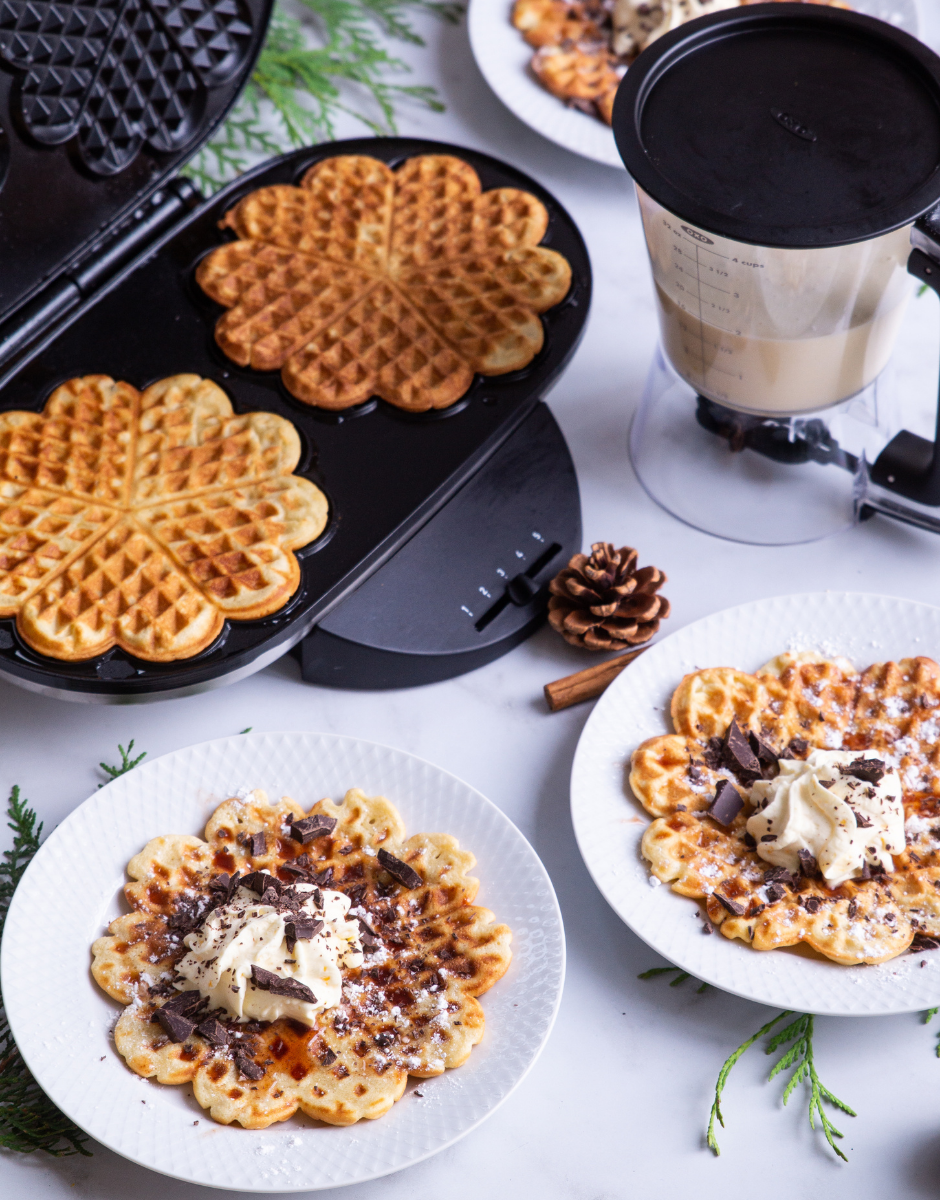 Få gang i dit vaffeljern med julevafler med kanelsirup, appelsinflødeskum og chokolade