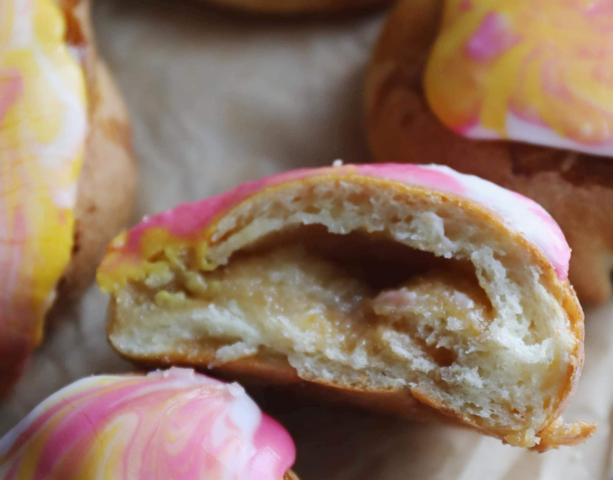 Gammeldags fastelavnsboller med en lækker marcipanremonce og dulce de leche