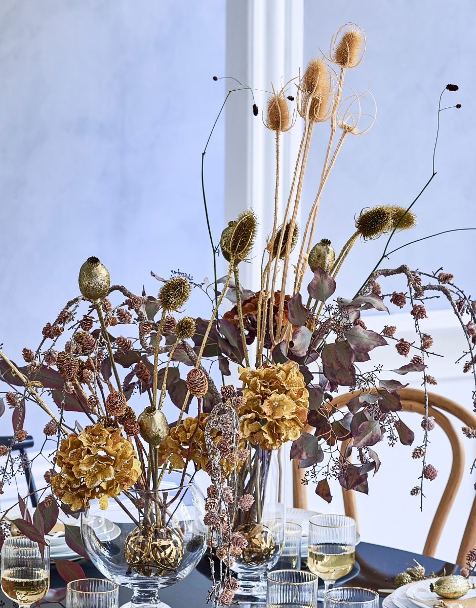 Tør dine favorit blomster og inkorporer dem i dit glimtende julebord