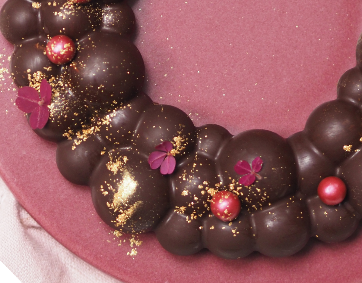 Pynt din Ditte Julie konfektkrans med chokoladekugler, rød skovsyre og guldstøv 