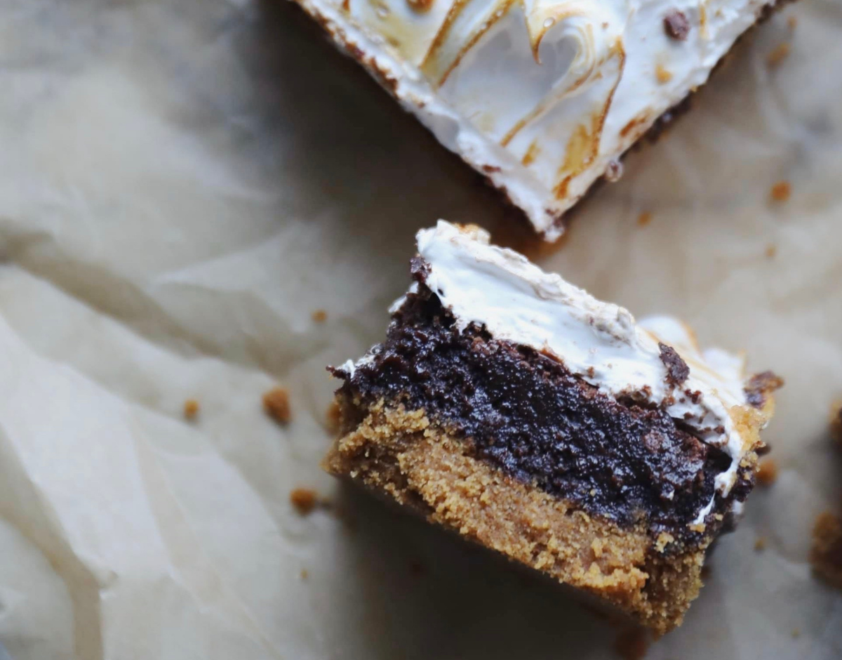Lækker fudgy brownie i s'mores kagen