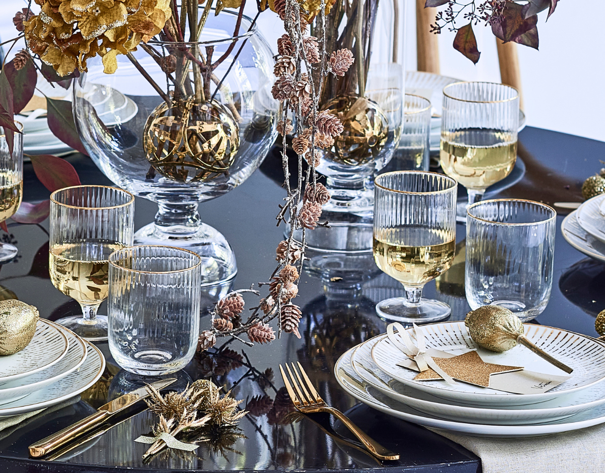 Guld bestik og glas giver dig det perfekte glimtende julebord