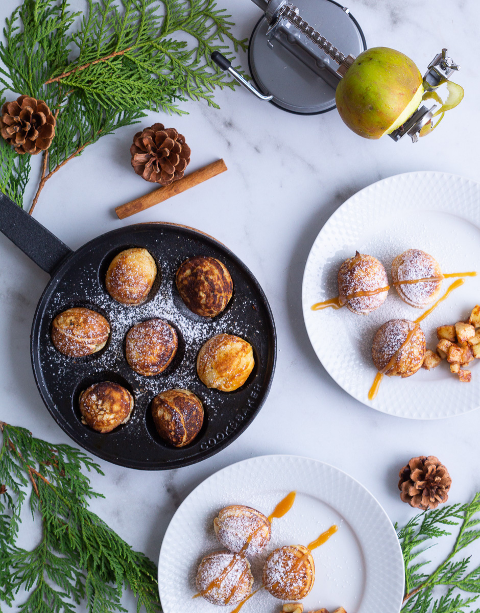 Lav julens æbleskiver med karamelsauce og æblestykker