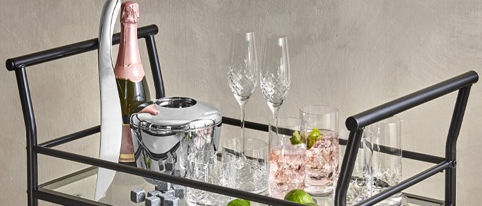 champagneglas på vogn med champagnesabel og pink champagne
