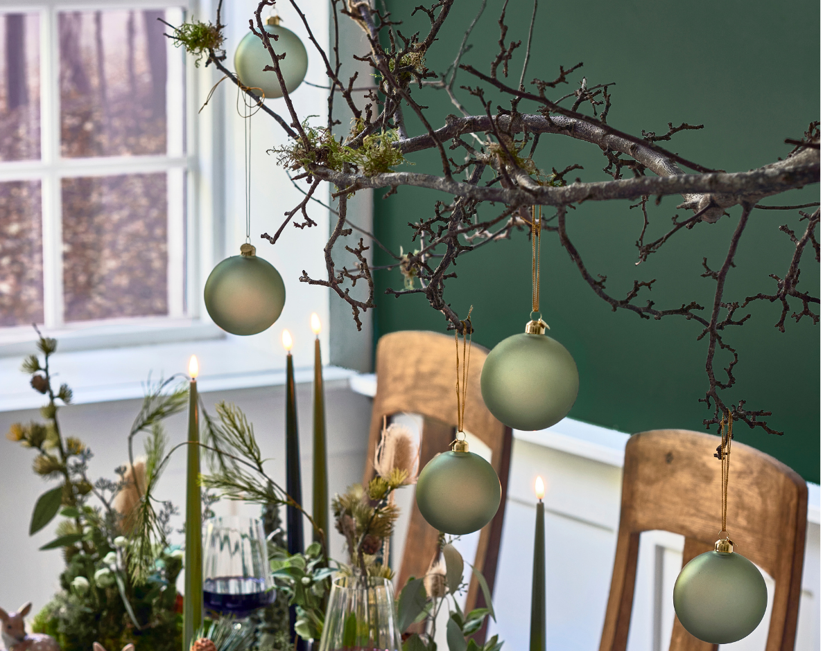 Pynt op med julekugler i naturens farver til dit naturlige julebord