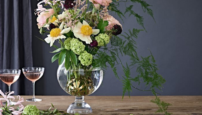 En ekstravagant blomsterbuket i Lush & Lovely vasen fra erik bagger a/s