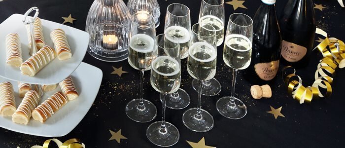 Kransekagestykker på etagére og champagneglas