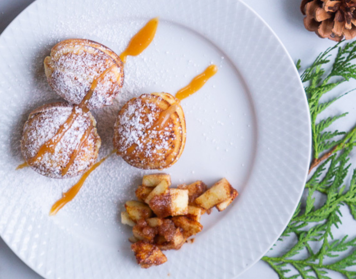 Pynt dine æbleskiver med karamelsauce og æblestykker