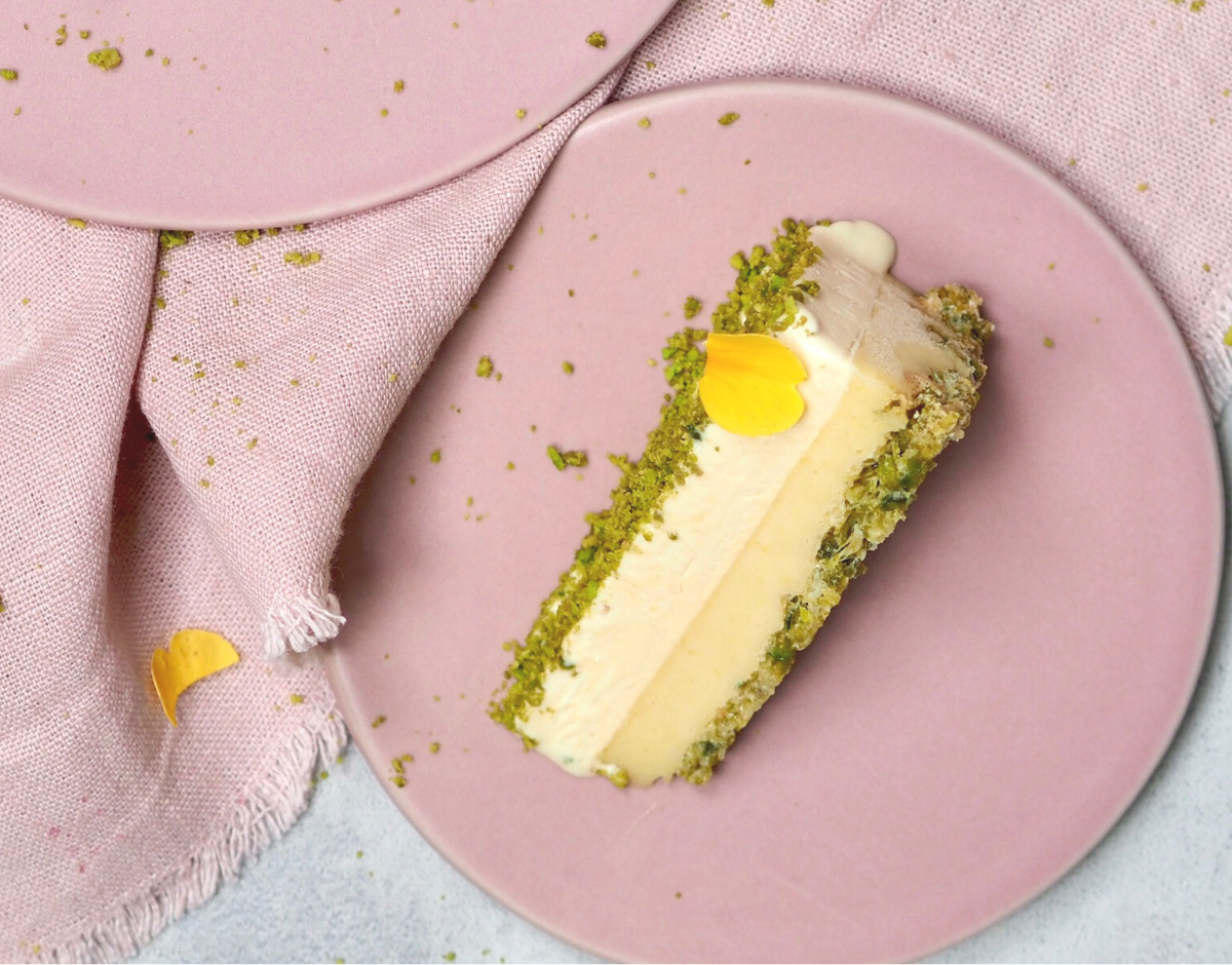 Islagkage med pistacie, citroncreme og karamel