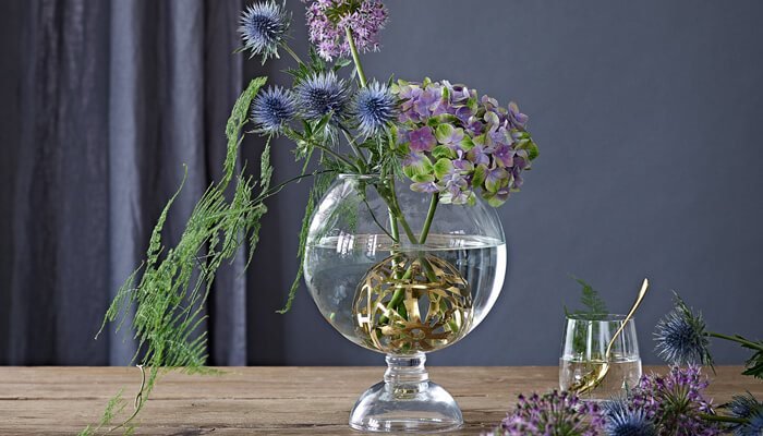 En elegant blomsterbuket i Lush & Lovely vasen fra erik bagger a/s