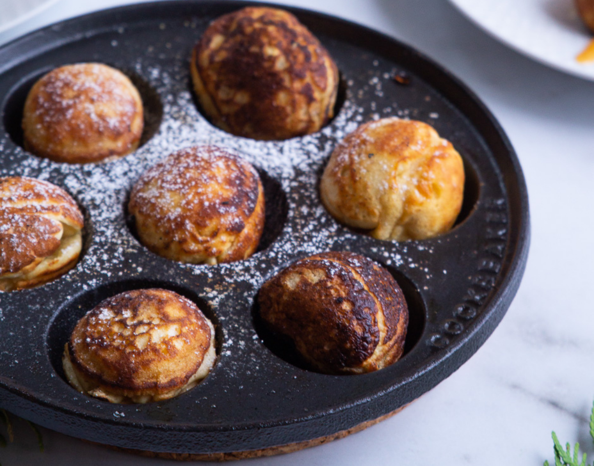 Grib din æbleskivepande og lav æbleskiver med karamelsauce og æblestykker