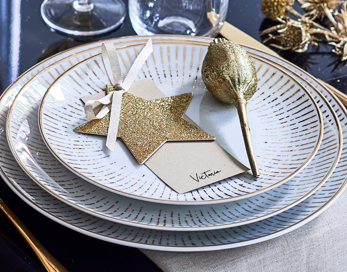 Glimmer giver et elegant og festligt bordkort