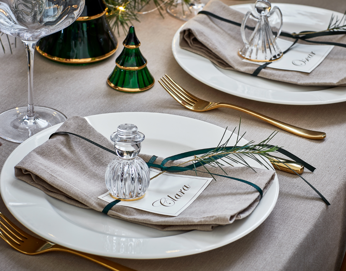 Brug julepynten i borddækningen med dit bordkort