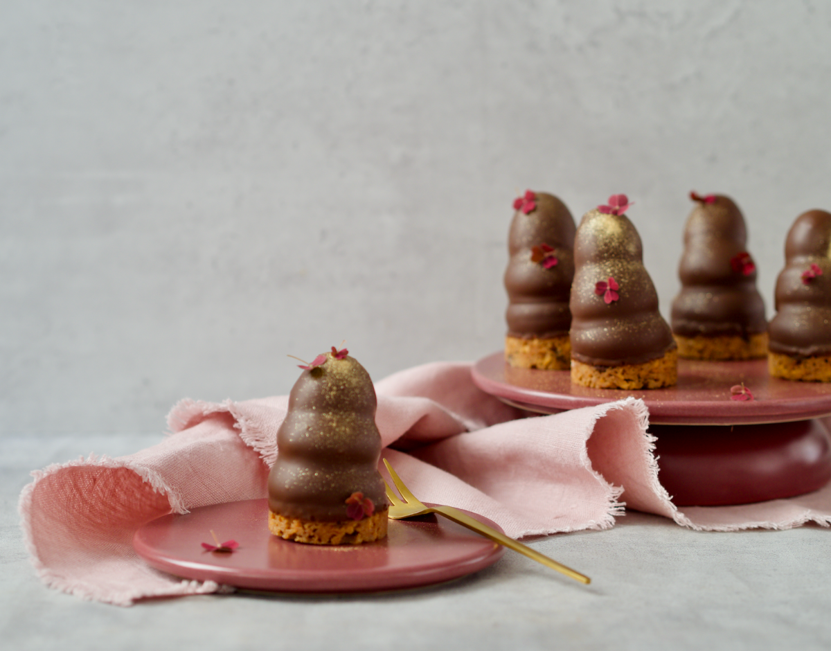 Lav julens juleflødeboller med cookiebund og kirsebær