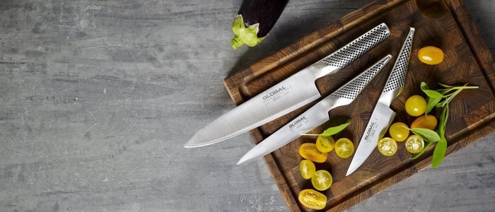 Global køkkenknive på skærebræt