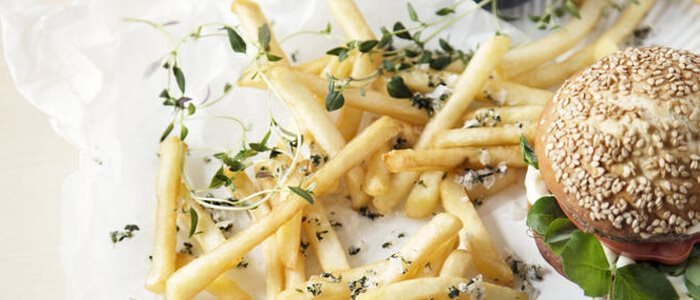Burger og pommes fritter
