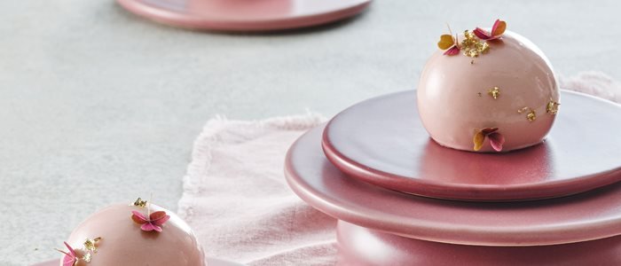 lyserød kage på tallerken by Ditte Julie