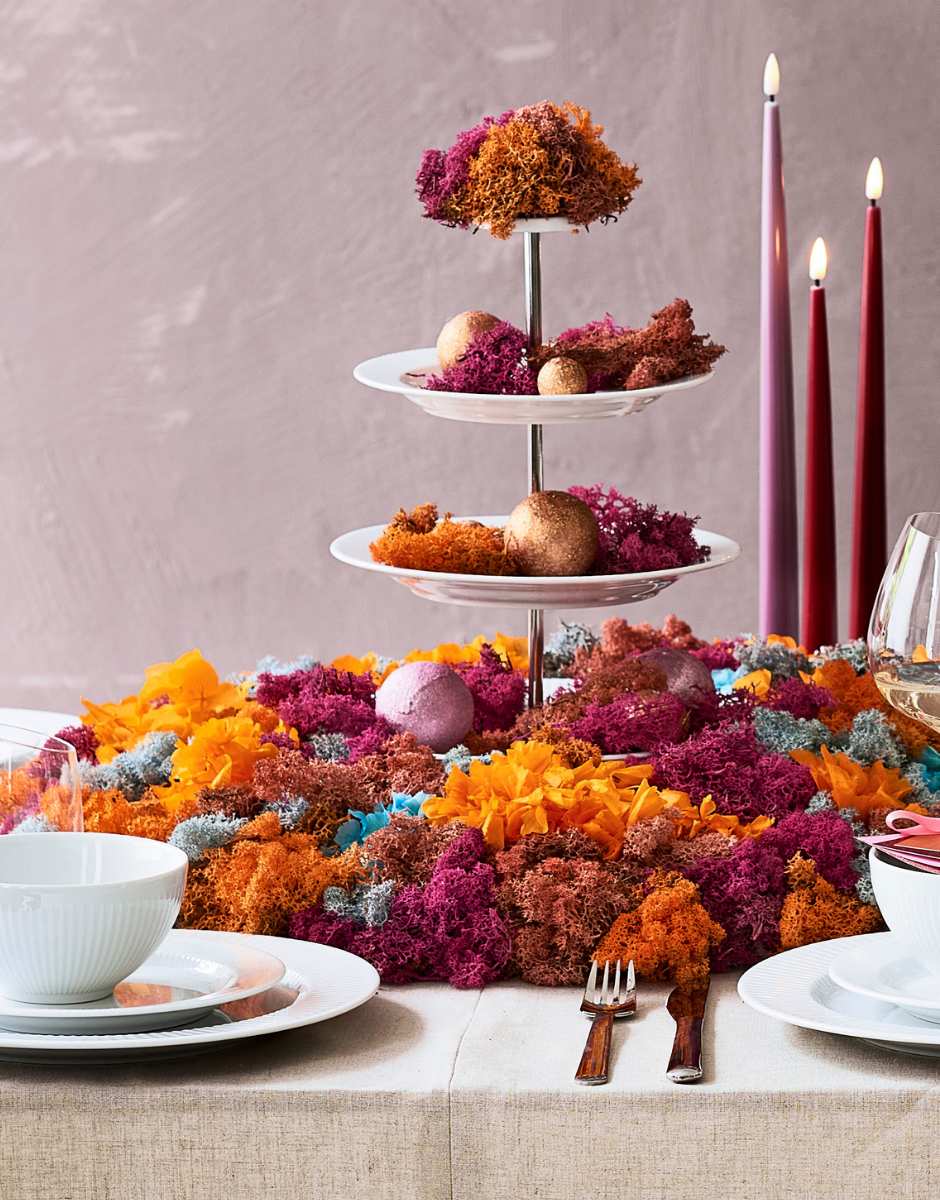 Pynt dit farverige julebord med farverige blomster 