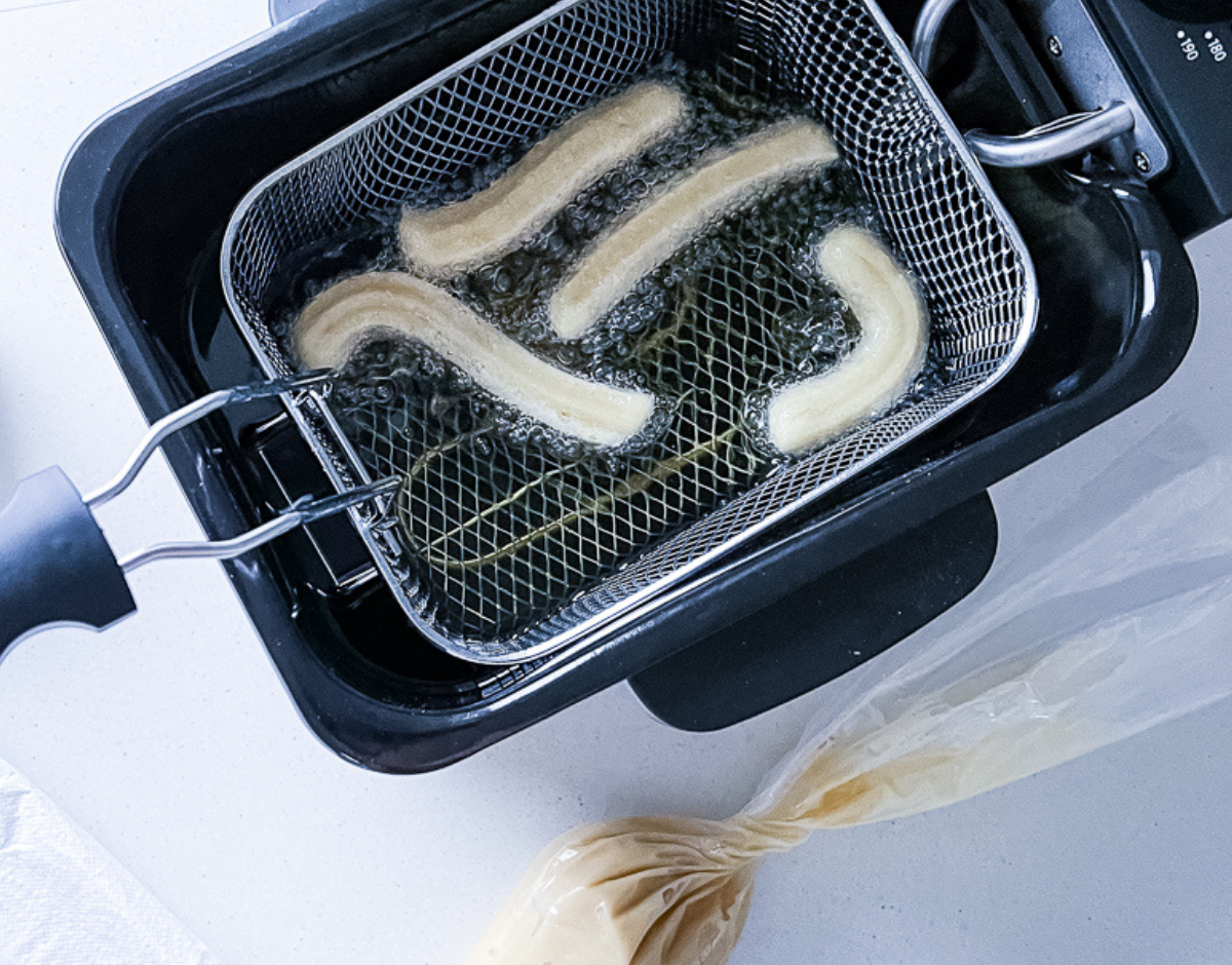 Lav nemt churros i din frituregryde
