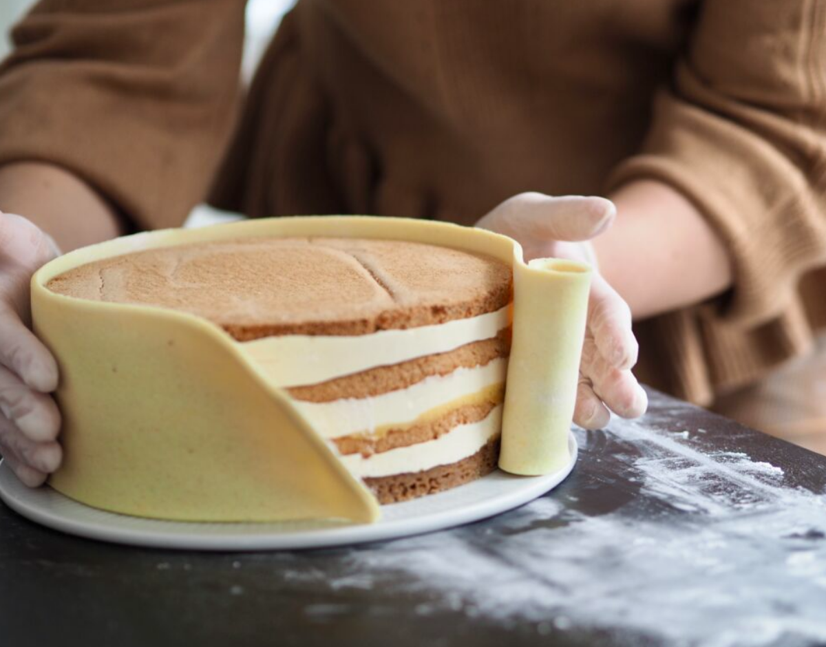 Dekorer din påskelagkage med et flot marcipanbånd
