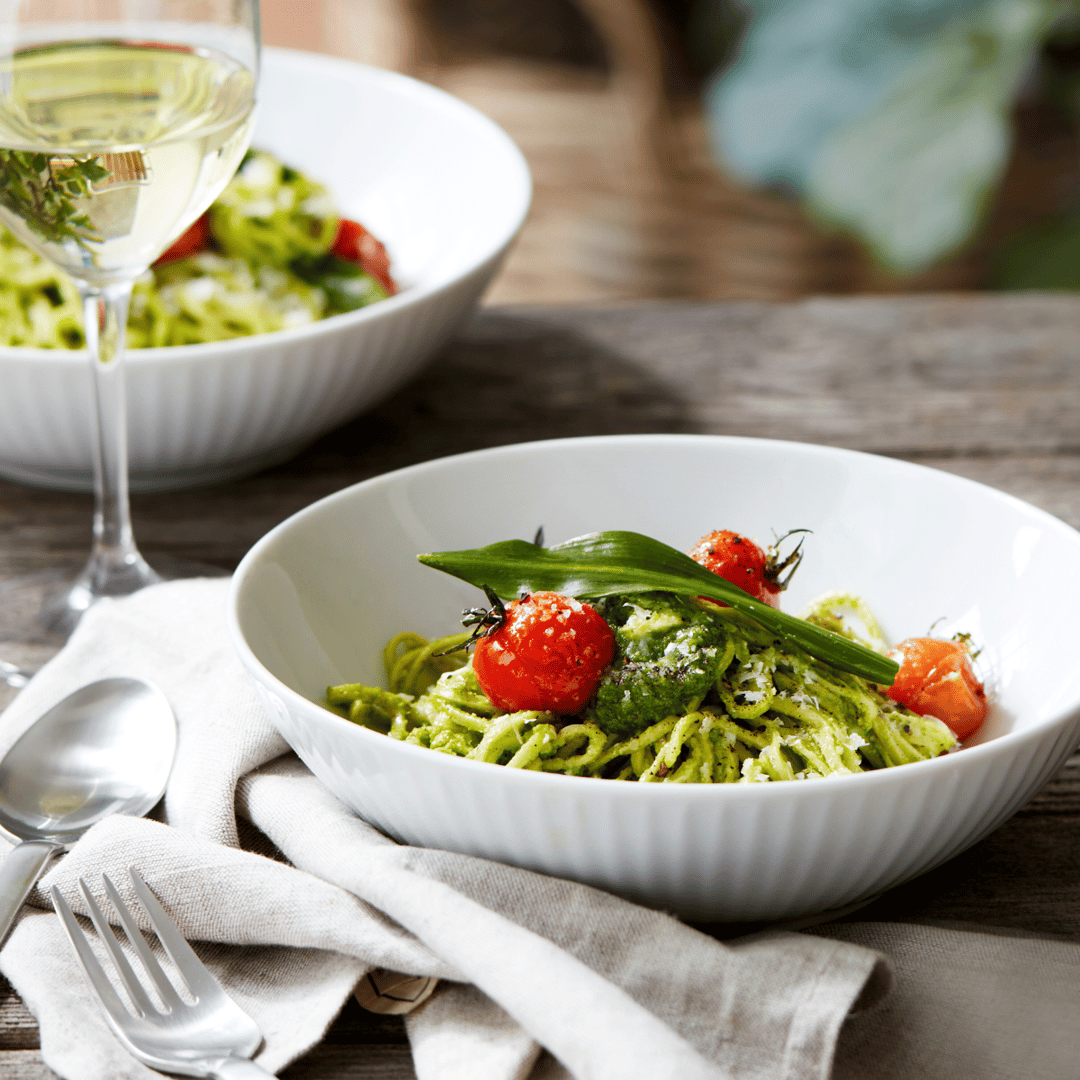 Pasta med ramsløgspesto og tomater