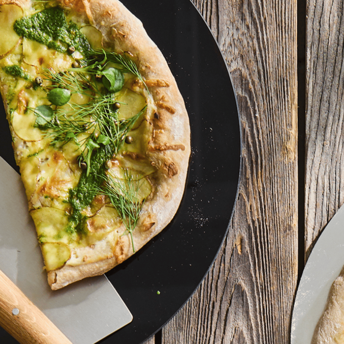 Kartoffelpizza med ramsløgspesto