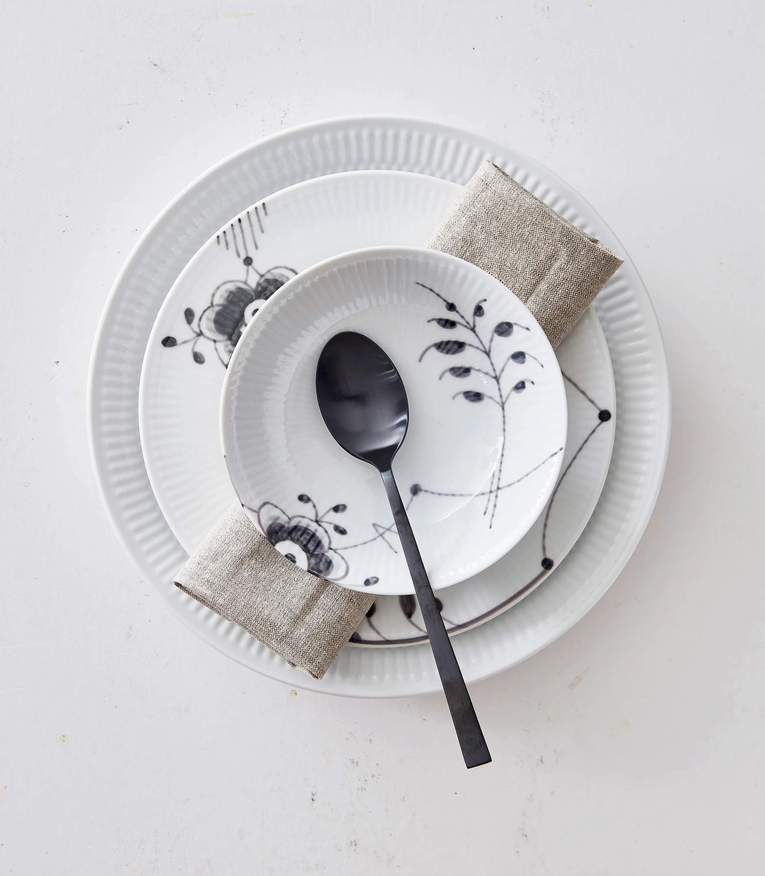 Royal Copenhagen Serveringsskåle Sort Mega Riflet Skål i Sort/hvid, 16 cm, 2
