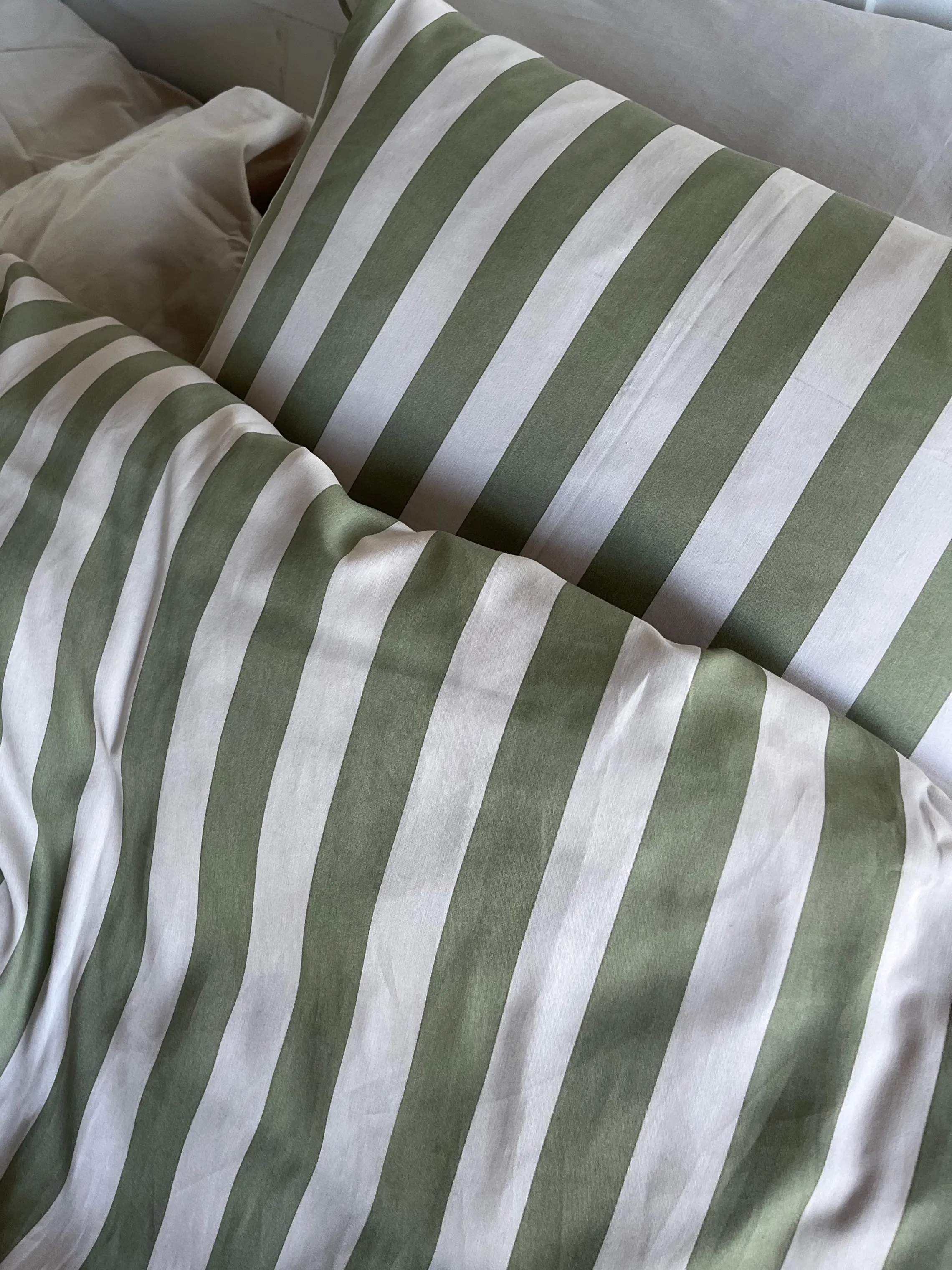 omhu Sengetøj Block strib Blok Strib Sengesæt i Dusty green, B140 x L220 cm, 3