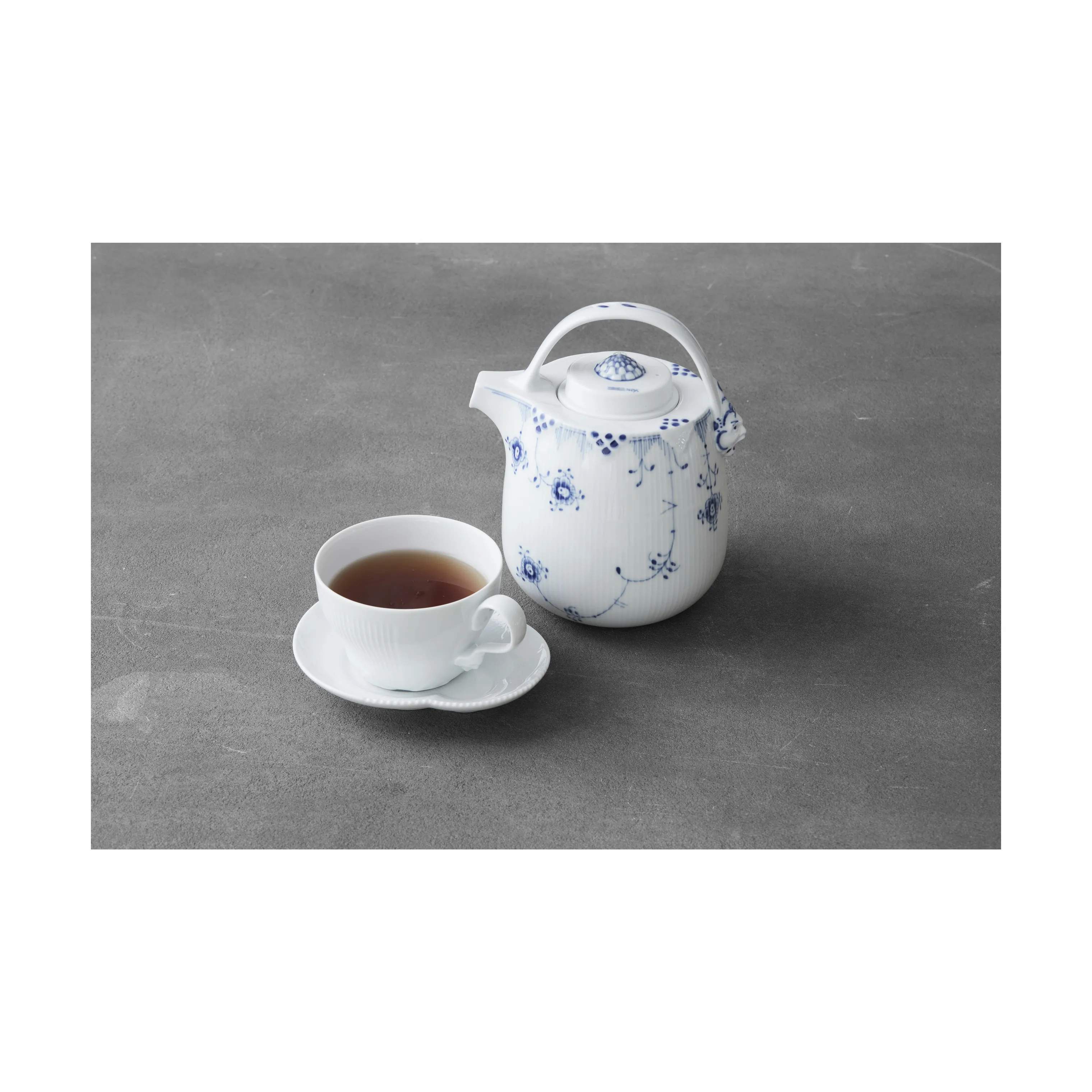 Royal Copenhagen Krus og kopper med hank Hvid Elements Kop m. underkop i Hvid, 26 cl, 4
