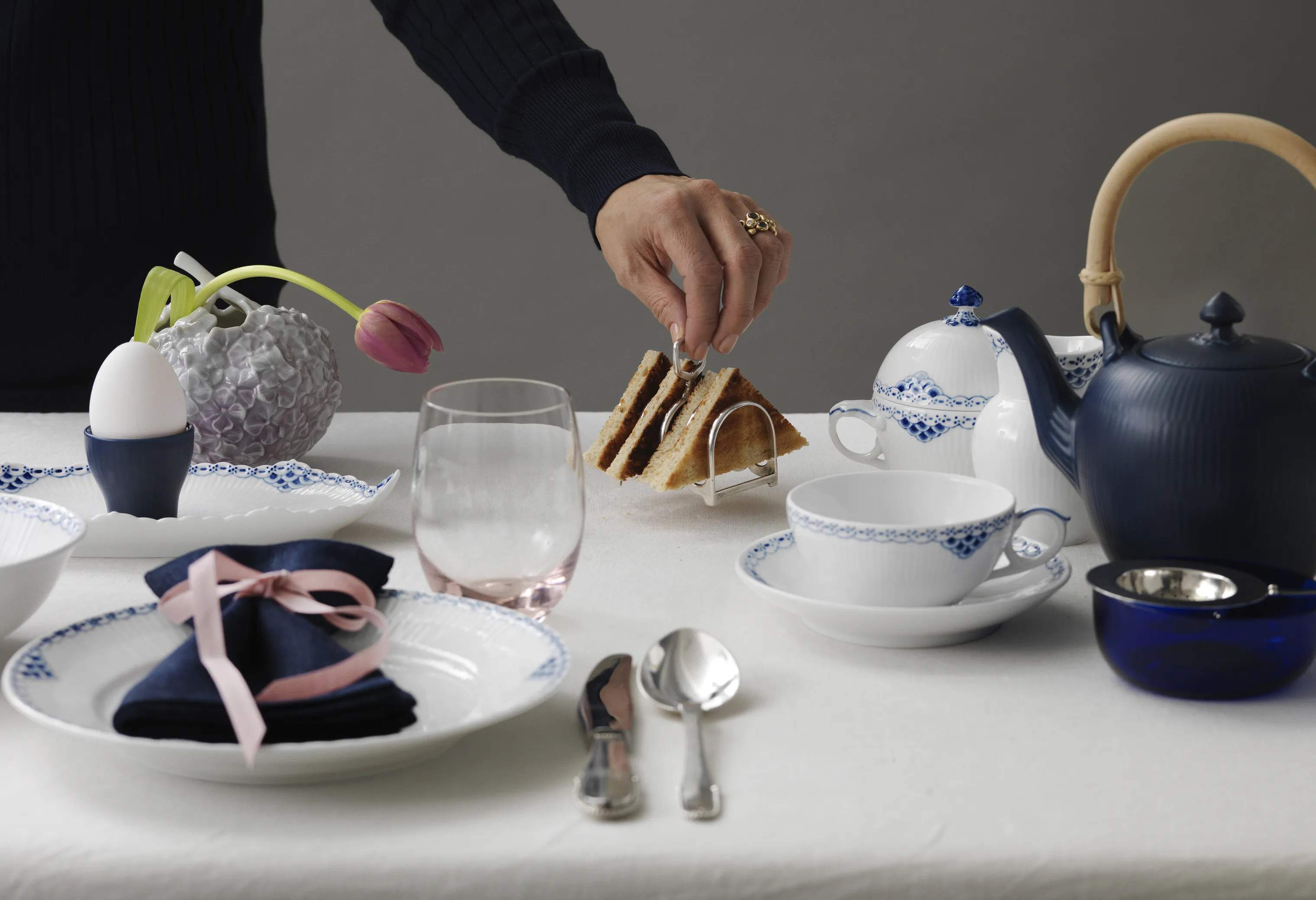 Royal Copenhagen Krus og kopper med hank Prinsesse Kop m. underkop i Koboltblå/hvid, 2