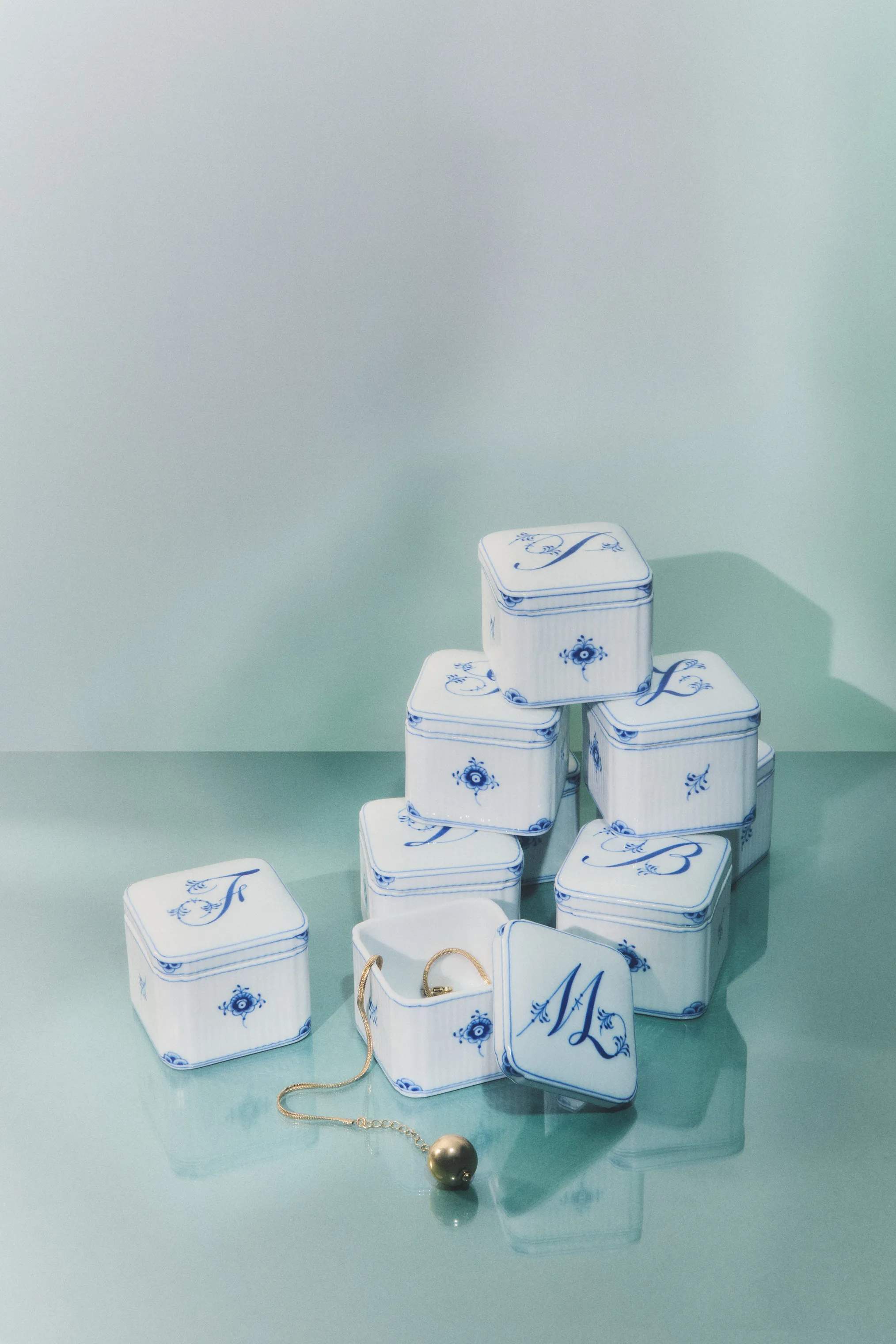 Royal Copenhagen Bonbonniere Alfabet Bonbonniere - J i J, 2