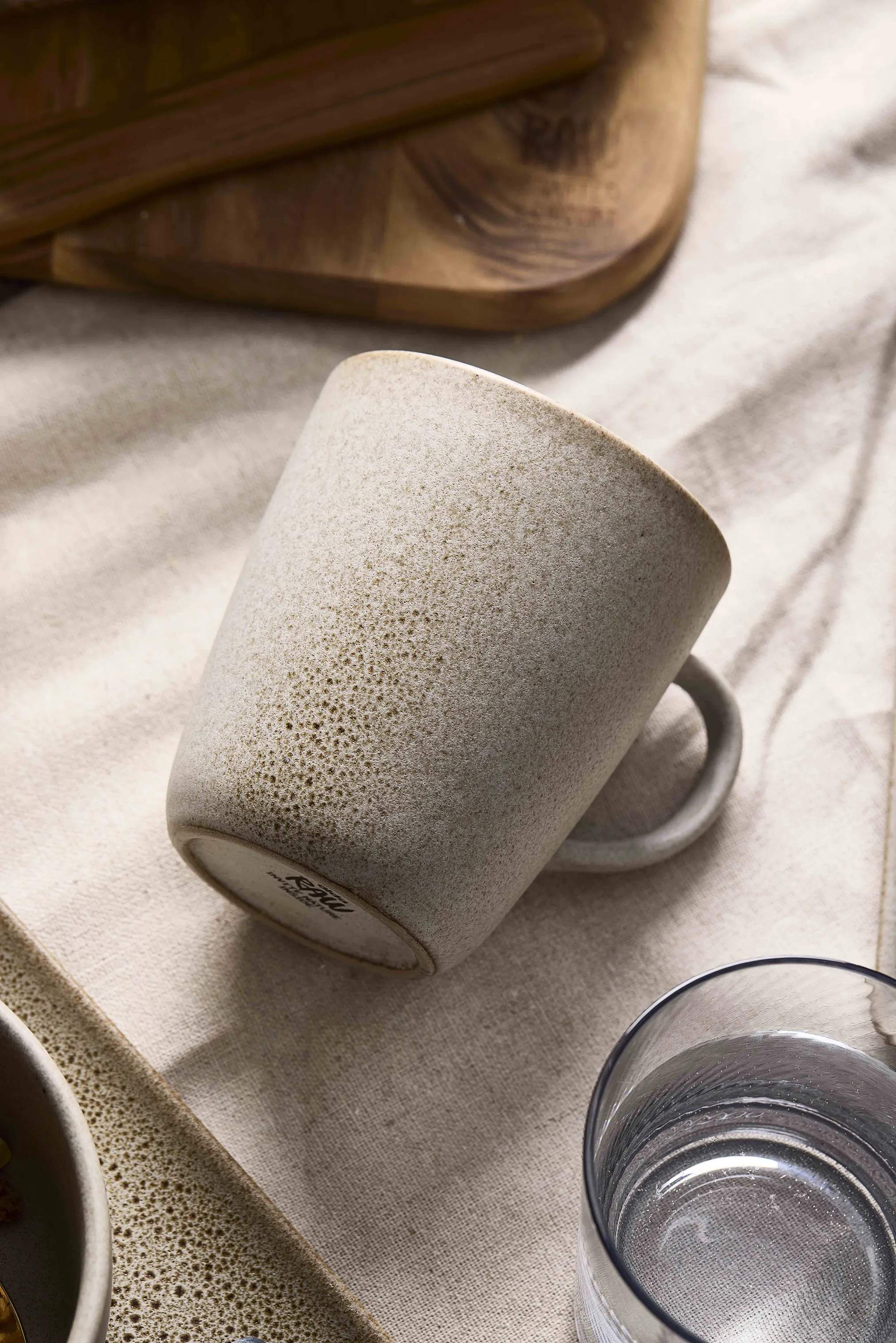 RAW by Aida Krus og kopper med hank Krus m. hank i Sandy Beige, 3