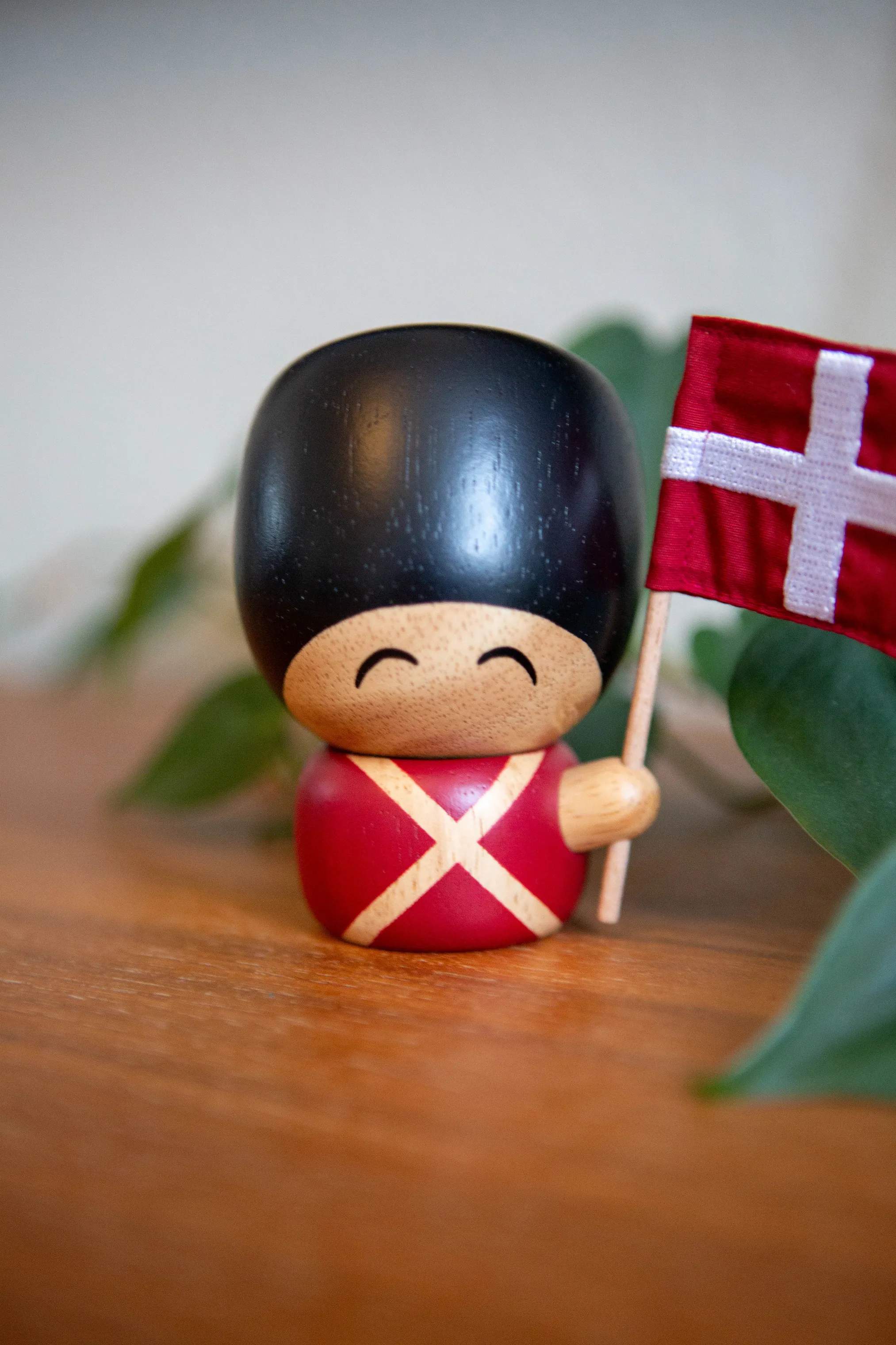 FableWood Øvrige figurer Garder med flag - Henrik i 9 cm, 3