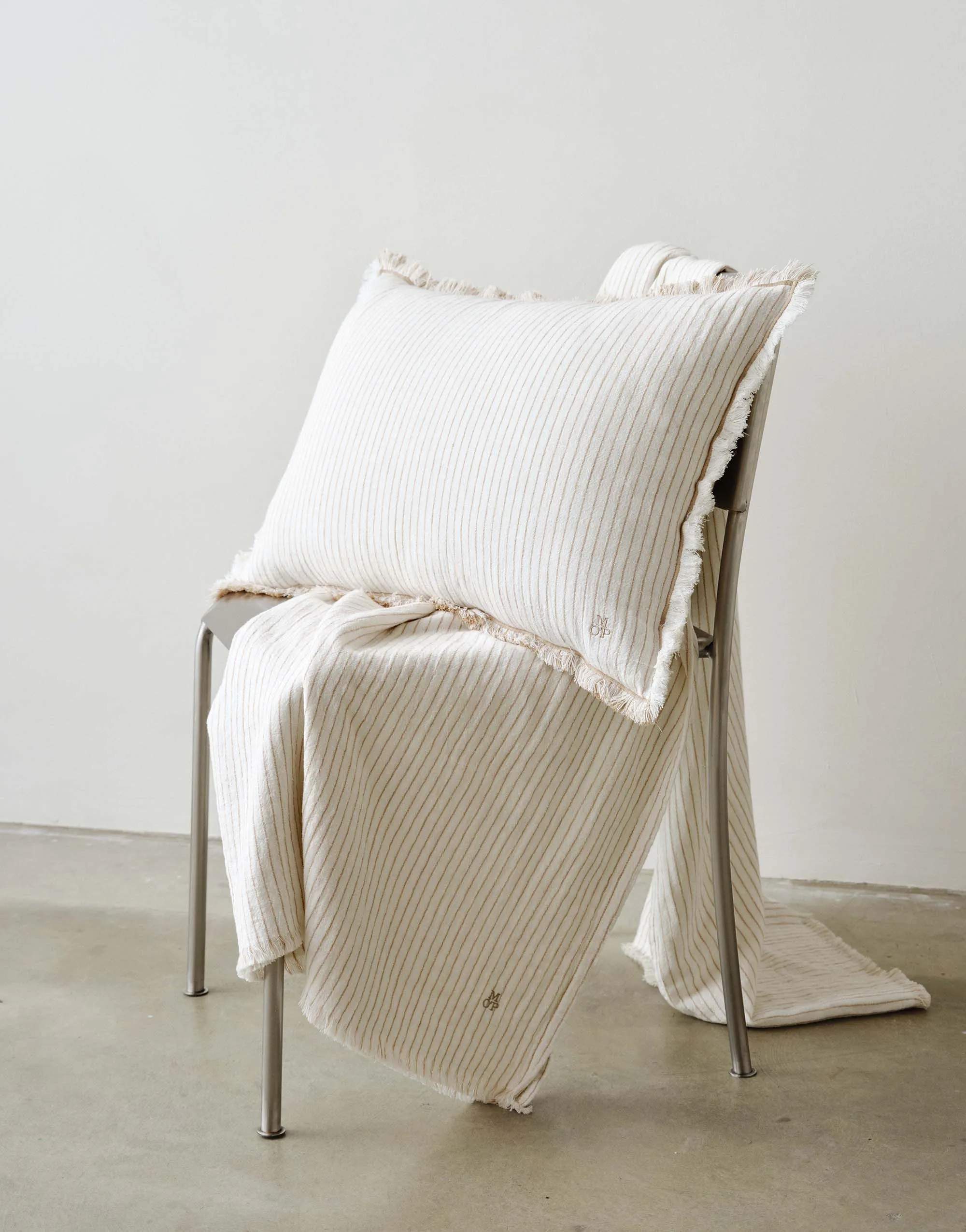 Marc O'Polo Pyntepuder Fine Stripe Pyntepude i Dark sand, B40 x L60 cm, 2