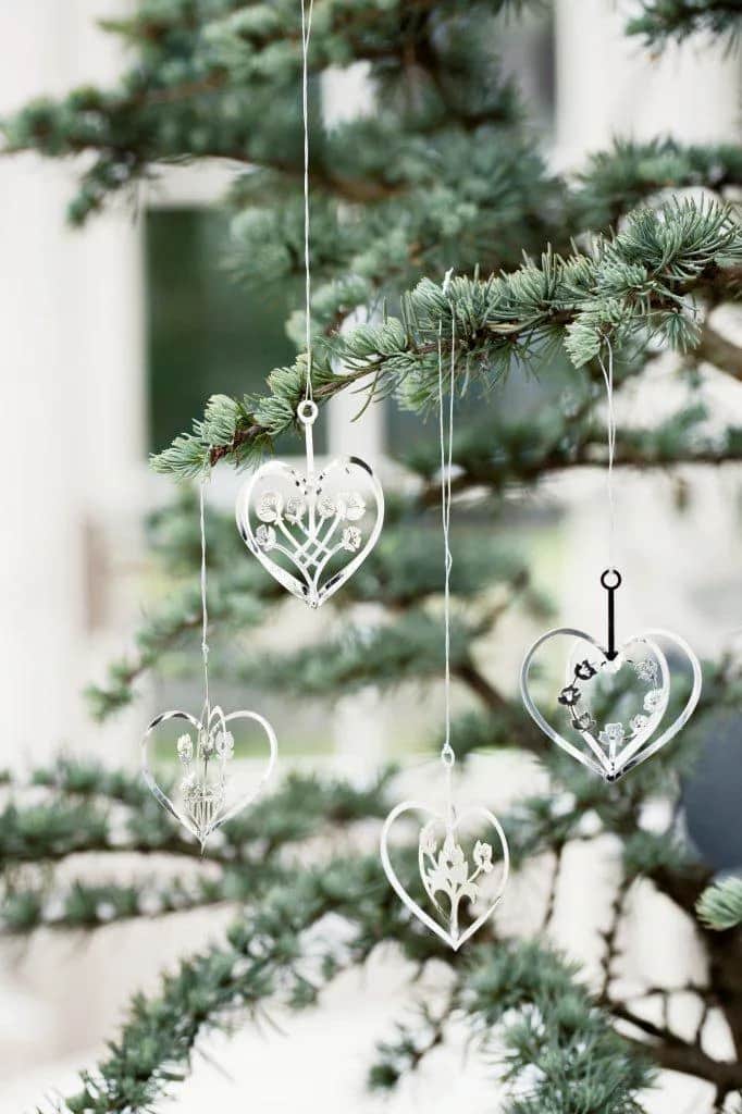 Jette Frölich Design Juleophæng Design Juleophæng Sølvhjerter med blomster – 4 stk. i Sølvfarvet, 6,5 cm, 2