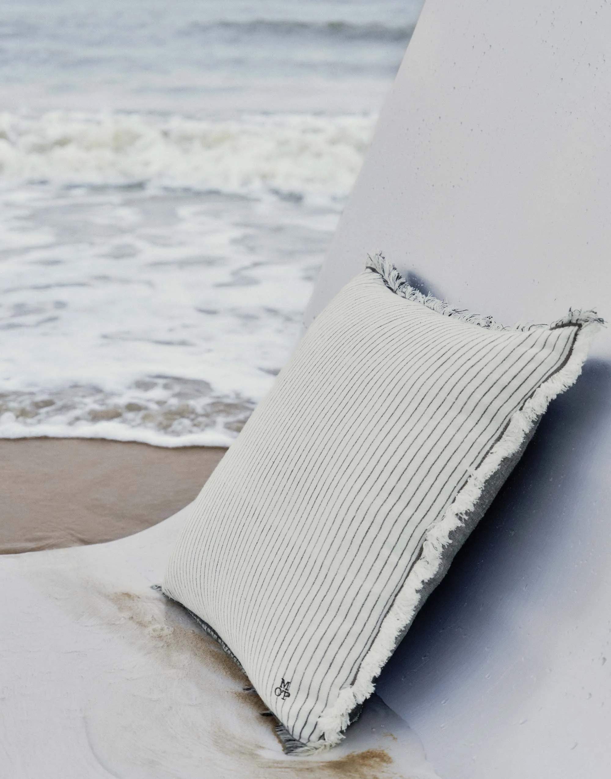 Marc O'Polo Pyntepuder Fine Stripe Pyntepude i Anthracite, B50 x L50 cm, 2
