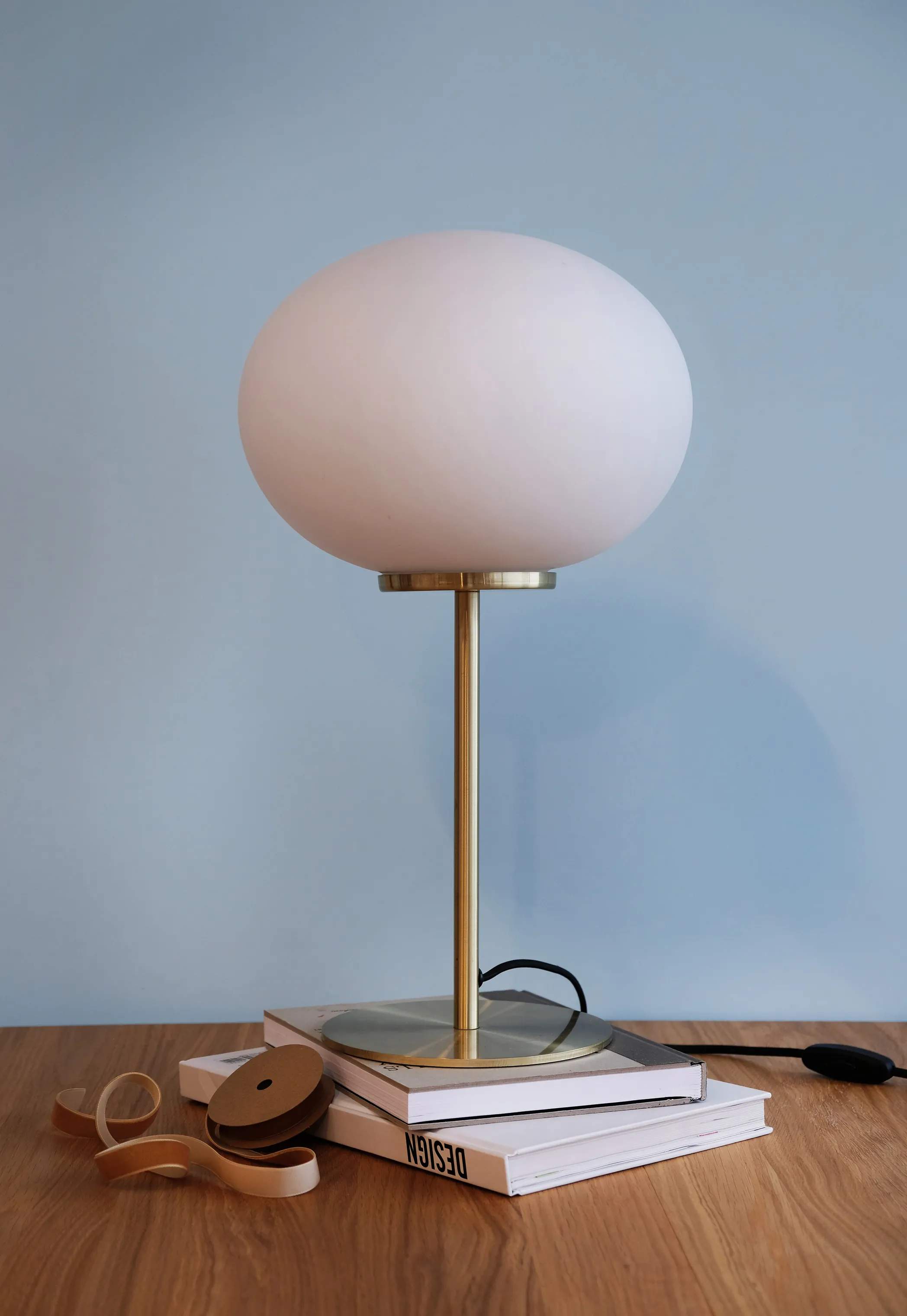 Dyberg Larsen Bordlamper Queen Bordlampe i Opal/messing, 2