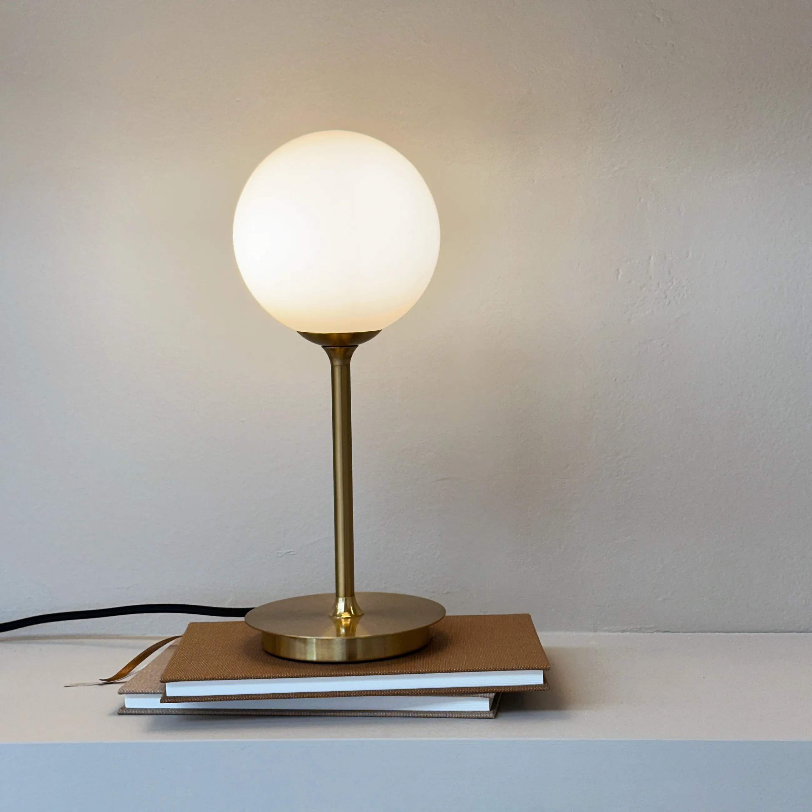 Dyberg Larsen Bordlamper Sia Bordlampe i Opal/ Messing, 2