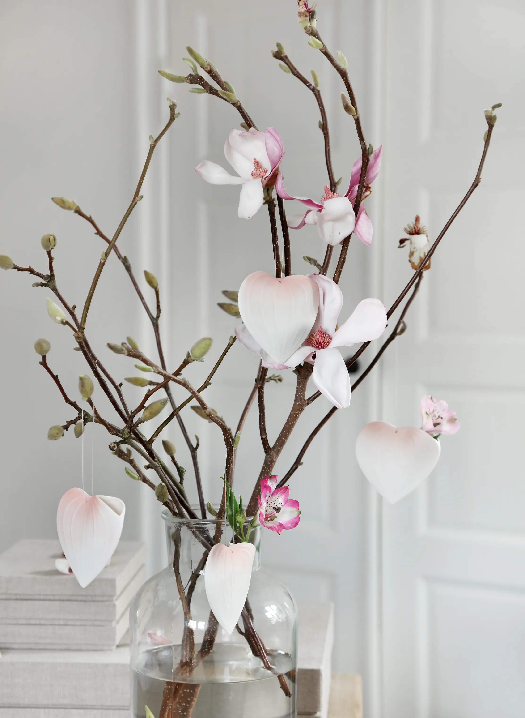 CASA Living Vaser Boligtilbehør SS20 Hjerte Vase m. ophæng - 2 stk. i Hvid/rosa, 9 cm, 2