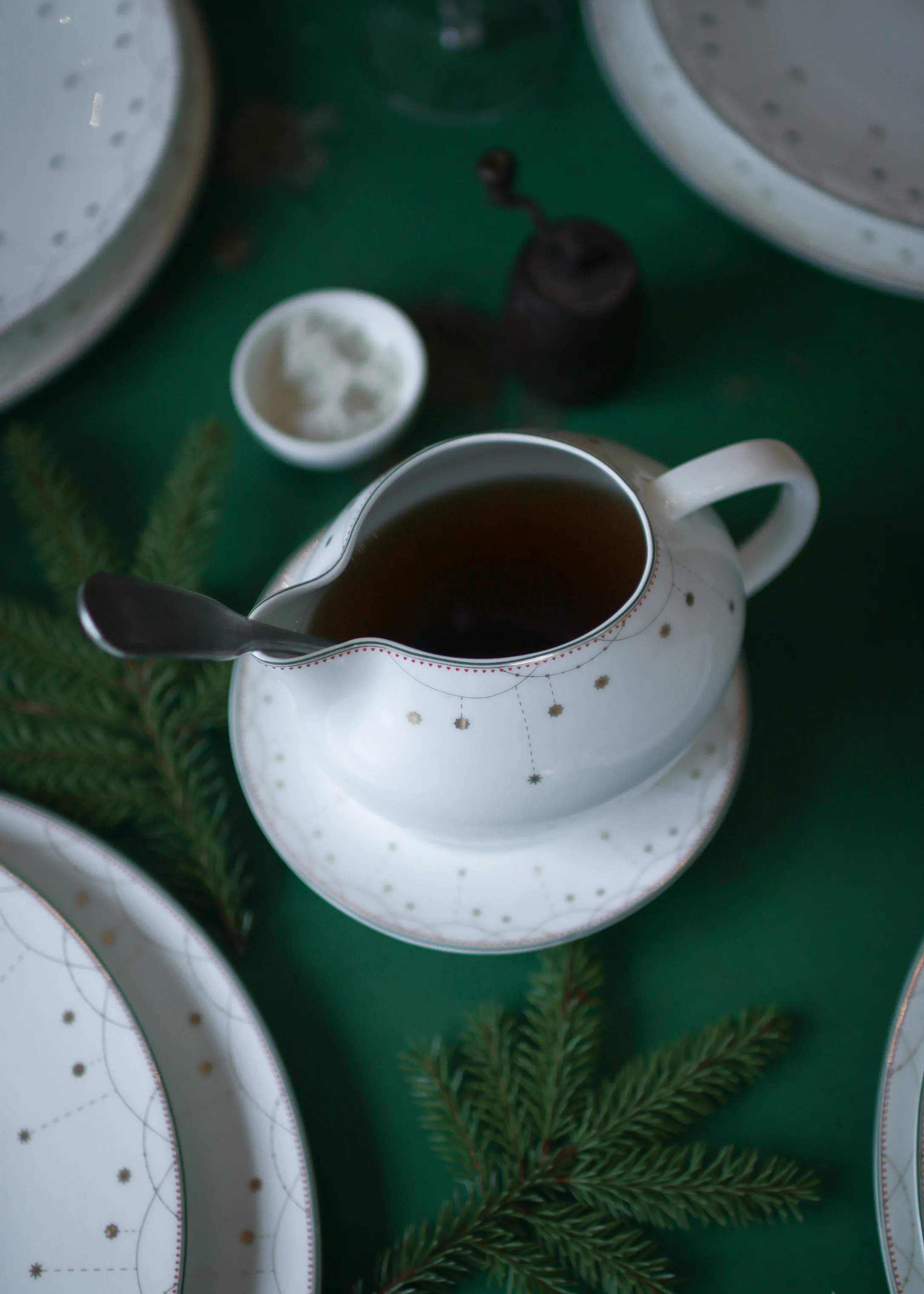 Wik & Walsøe Sovseskåle og -kander Julemorgen Girlander Saucekande m. underkop i Multifarvet, 2