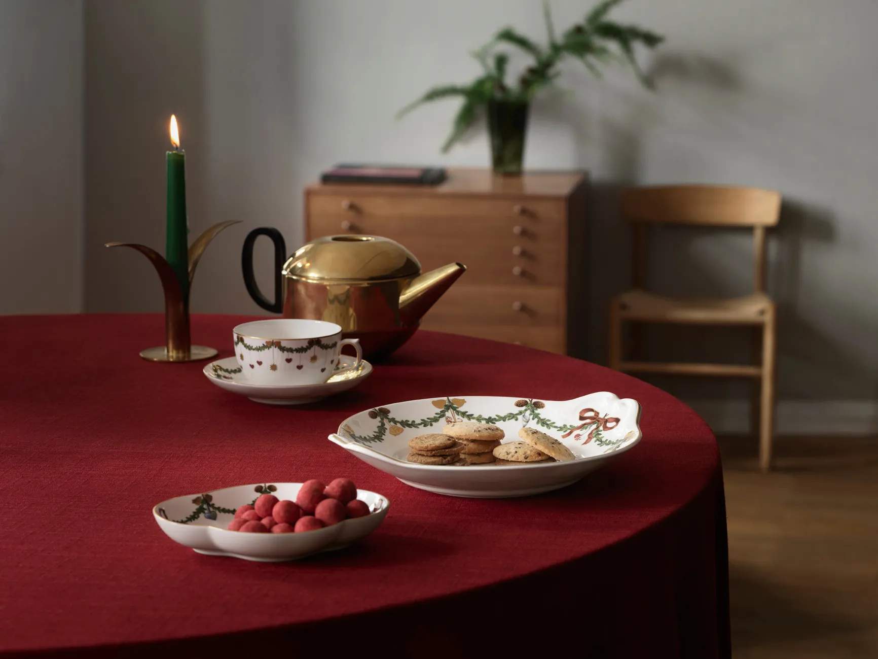 Royal Copenhagen Serveringsfade Stjerne Riflet Jul Fad i 27 cm, 2