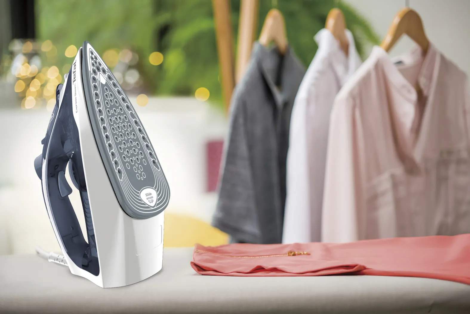 Tefal Strygejern Express Steam+ Dampstrygejern i hvid/blå, 15,5 cm, 2