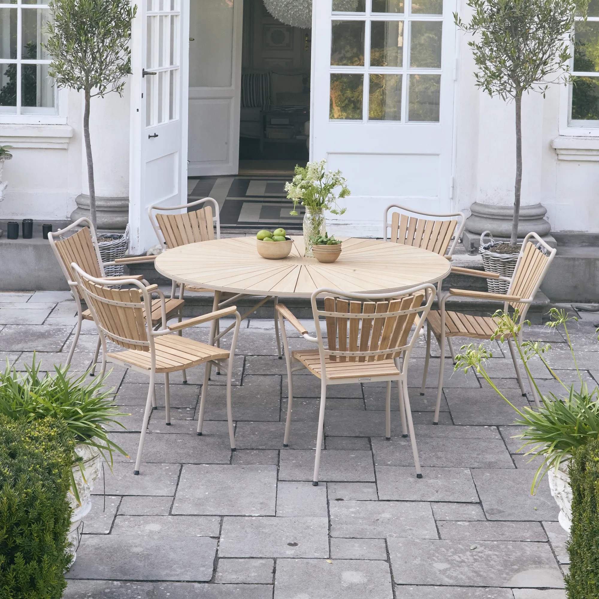 Mandalay Havespiseborde Marguerit Havebord i taupe, 140 cm, 2