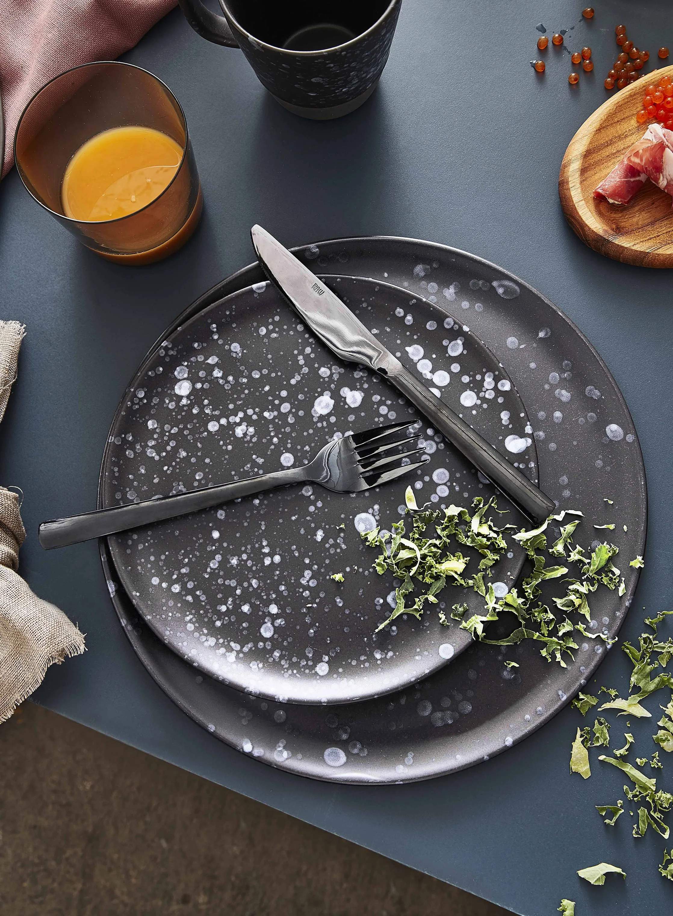 RAW by Aida Middagstallerkener Steaktallerken - Ø 28 cm - Stentøj - Sortspotted i Sort spotted, 2
