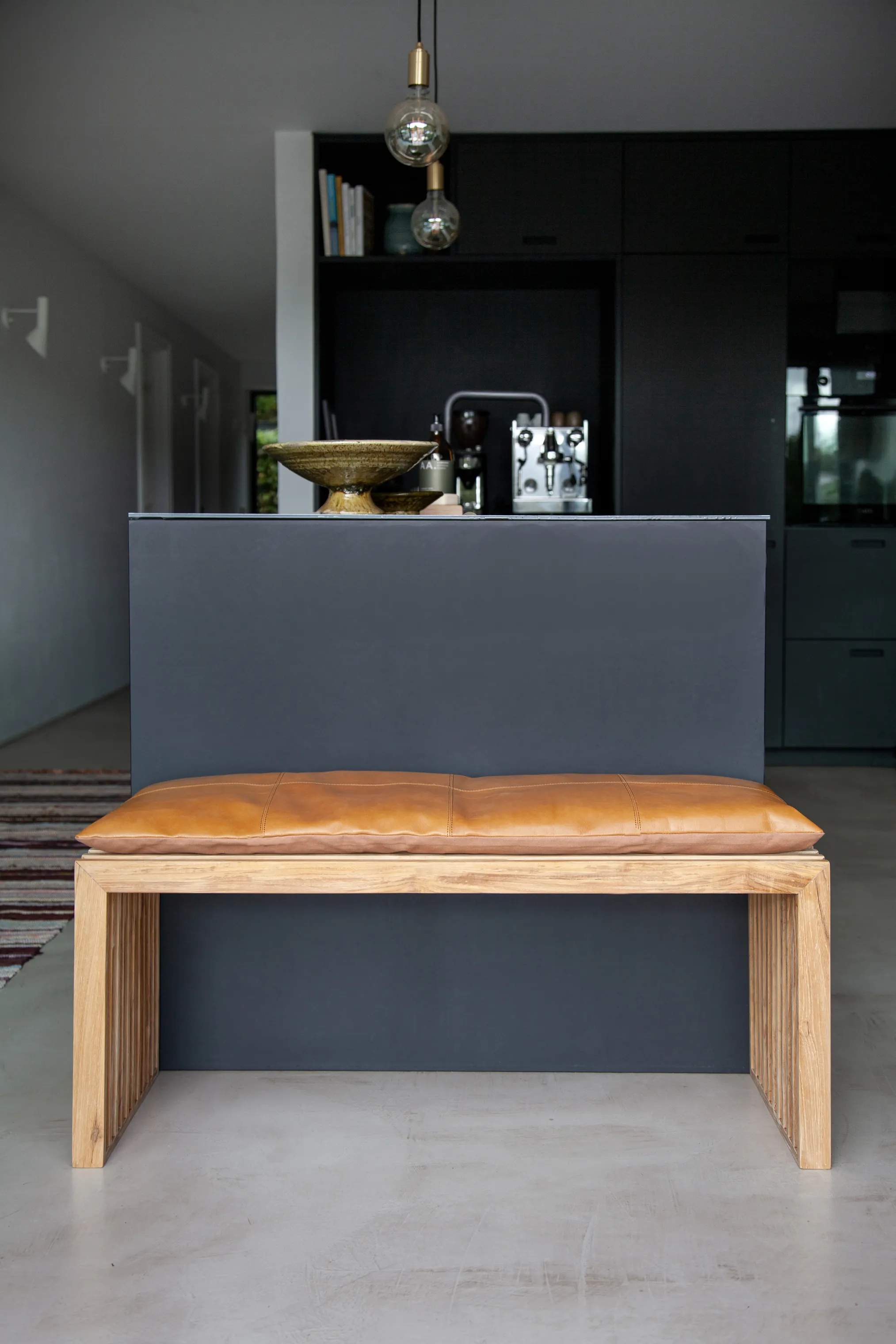 cinas Skamler Rib Bænk inkl. brun hynde i Teak/brun, 104 cm, 2