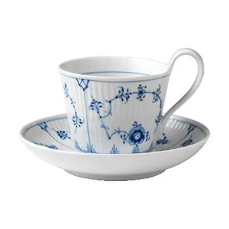 Royal Copenhagen Krus og kopper med hank Musselmalet Riflet Kop m. underkop i 25 cl, 1