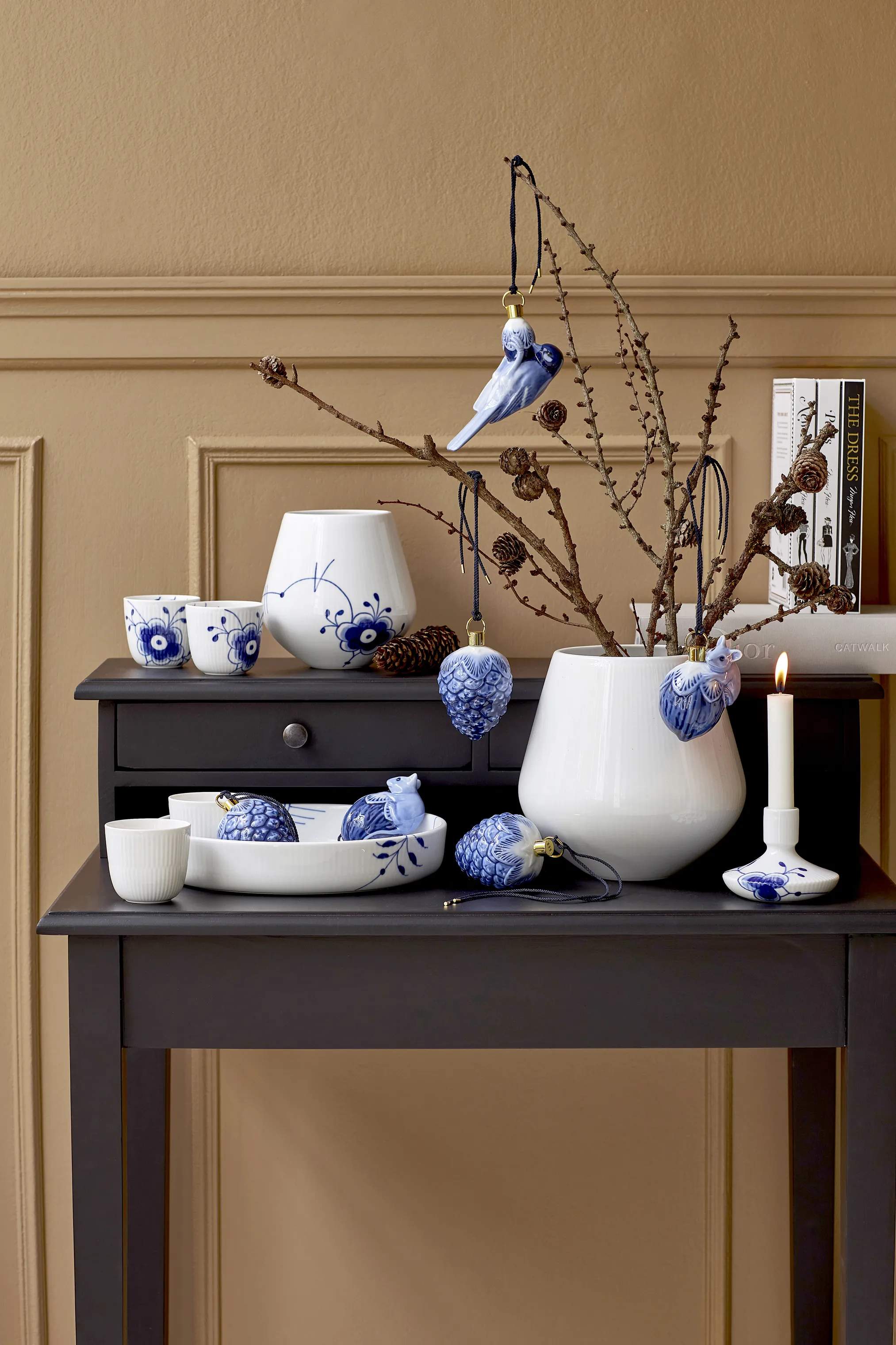 Royal Copenhagen Juleophæng Samlerartikler Årets Juleornament 2020 - Grankogle i Blå, 11 cm, 2